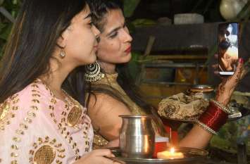karva chauth celebration in surat सूरत में एक साथ निकले कई चांद..!
