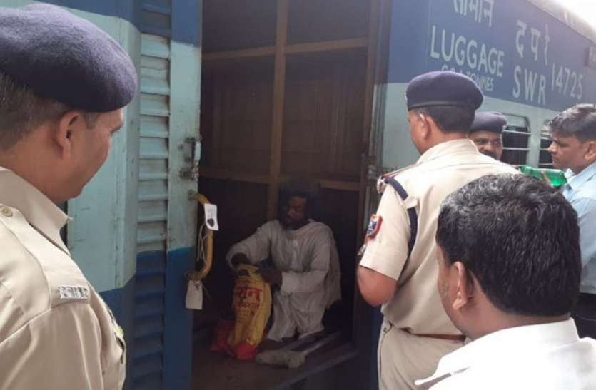, इस एक्सप्रेस ट्रेन के पार्सल कोच से आ रही थी आवाज, आरपीएफ ने दरवाजा खोलकर अंदर देखा तो रह गए हैरान, देखें वीडियो
