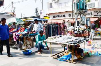 new market नेताओं के साथ आए अवैध हॉकर्स, नारेबाजी की और लगा ली दुकानें