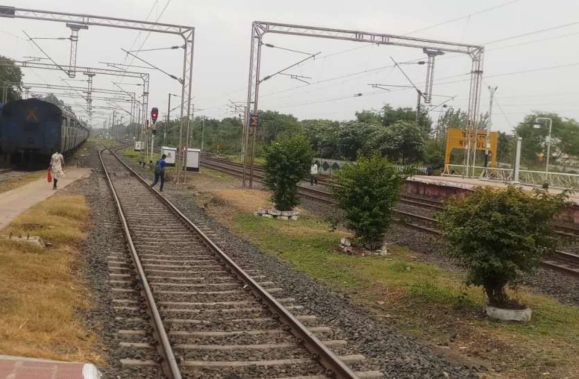 New railway रेलवे क्रॉसिंग करने वालों पर कसा शिकंजा