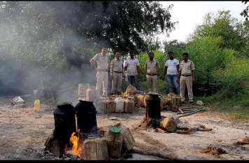 NKJ police caught raw liquor भट्टी में उबल रही थी शराब, पुलिस ने दी दबिश, भागा आरोपी...