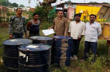 225 liters of kerosene found in two drums found unclaimed in the field चार दिन से खेत में लावारिस पड़ा मिला दो ड्रमों में मिला 225 लीटर केरोसिन