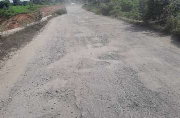 NH work not completed in four years, people suffocating from dust चार साल बीते नहीं पूरा हुआ एनएच का काम, धूल से घुट रहा लोगों का दम