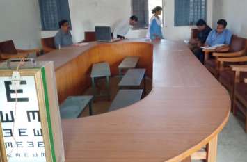 Eye camp was tested for students' eyes नेत्र शिविर में विद्यार्थियों की नेत्रों का हुआ परीक्षण