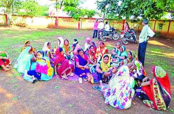 Shouted by overturning minidor, 14 women injured, 4 serious दशगात्र में शामिल होने जा रहे थे ग्रामीण, मालवाहक पलटने से मची चीख-पुकार, 14 महिलाएं घाय़ल, 4 की हालत गंभीर
