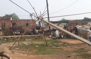 One fortnight did not shift electric pole एक पखवाड़ा बीता नहीं शिफ्ट किया गया विद्युत पोल