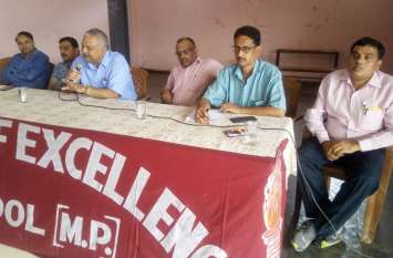 Parents see copies of quarterly examination of children अभिभावकों को दिखाई बच्चों के त्रैमासिक परीक्षा की कापियां