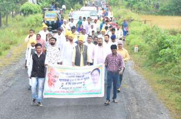 Padai welcome in Mawai पदयात्रा का मवई में हुआ स्वागत