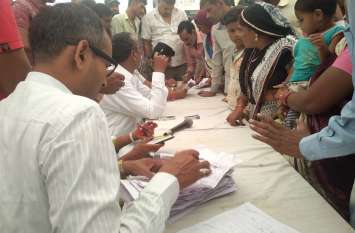 Flood victims expressed anger over not getting relief राहत राशि न मिलने पर बाढ़ पीड़ितों ने जताई नाराजी