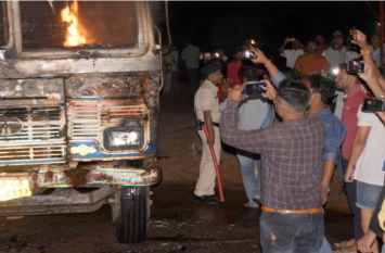 angry people fire on truck after accident of cows दर्जन भर गायों को रोंदता हुआ निकल गया ट्रक, गुस्साई भीड़ ने किया ये हाल, 50 लोगों पर कैस दर्ज