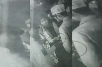 distribution of notes in rally of bjp candidate in rampur भाजपा उम्मीदवार की जनसभा में बांटे गए नोट, वीडियो वायरल