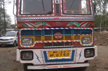 Uncontrollable truck hits the tempo : farmer dead 2 injured बेकाबू ट्रक ने टैम्पो को टक्कर मारी, सोयाबीन लेकर आ रहे किसान की मौत, दो घायल