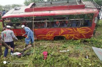 bus accident 20 injured in mp Breaking News Breaking News : बस पलटने से 2 दर्जन यात्री घायल, 3 गंभीर रूप से जख्मी
