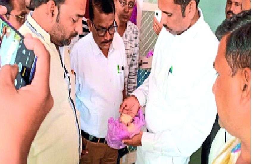 जिस सब्जी-चावल को खाने वाले थे बच्चे, उसमें तैर रहे थे कीड़े