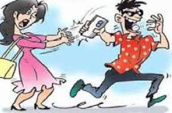 thieves in Scooter carrying fake number plates Mobile phone बाज नहीं आ रहे झपट्टामार, फर्जी नंबर प्लेट लगाकर स्कूटर पर आए बदमाश कोचिंग छात्रा से मोबाइल छीन भाग छूटे