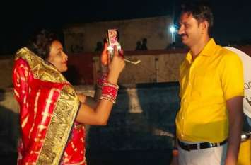 Karva Chauth celebrated in Singrauli करवा चौथ: उपवास रखकर पति की दीर्घायु की कामना, महिलाओं ने किया कथा श्रवण