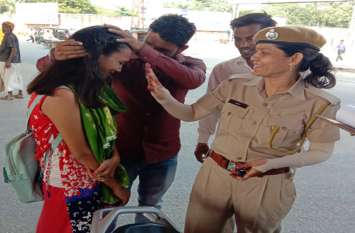 Without holding the helmet, women showed up: someone threatened MMA an बिना हेलमेट पकड़ा तो महिलाओं ने दिखाया रुआब: किसी ने एमएमए की धमकी दी तो कोई लगी रोने