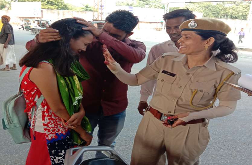 बिना हेलमेट पकड़ा तो महिलाओं ने दिखाया रुआब: किसी ने एमएमए की धमकी दी तो कोई लगी रोने बिना हेलमेट पकड़ा तो महिलाओं ने दिखाया रुआब: किसी ने एमएमए की धमकी दी तो कोई लगी रोने
