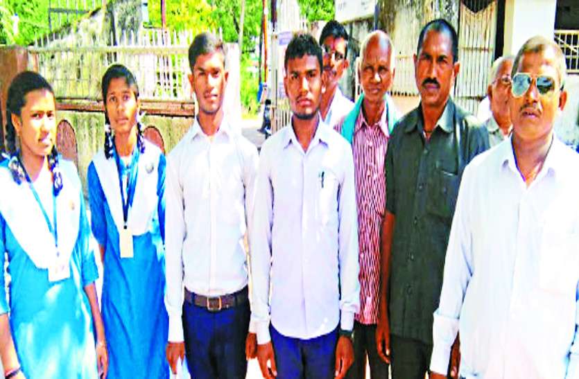 सामने आई टीचर की ये गंदी आदत, भड़के छात्रों के साथ गांव वाले पहुंचे कलेक्टर के पास