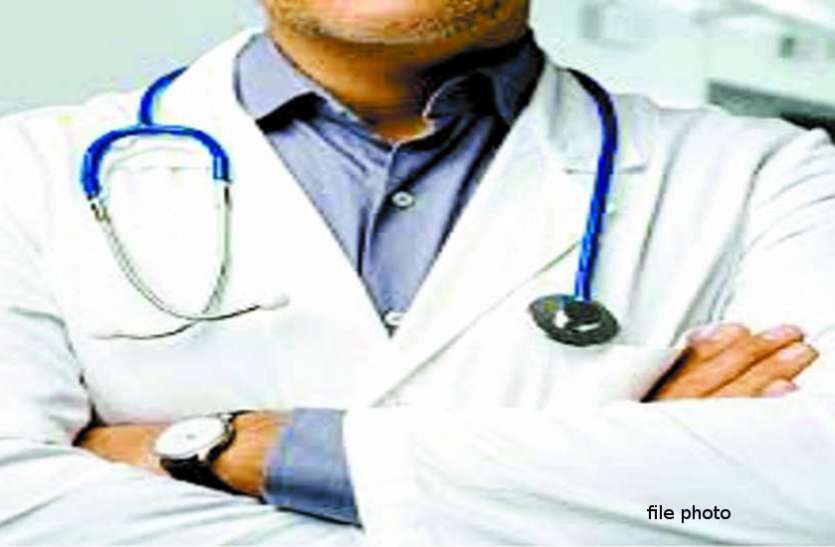 आयुष चिकित्सा अधिकारी के खिलाफ महिला स्वास्थ्य कर्मियों को परेशान करने का लगा आरोप, जुर्म दर्ज मनमर्जी से नौकरी कर रहे थे डॉक्टर, सरकार ने थमाया आरोप पत्र