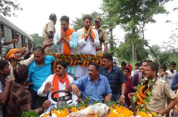 nirahua road show for bjp candidate in ghosi जाति धर्म से उपर उठकर विकास और राष्ट्रवाद के लिए करें वोट- निरहुआ