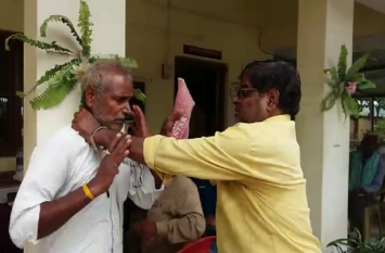 Lekhpal beaten a farmer in azamgarh after naot given दबंग लेखपाल को नहीं दिया पांच हजार की रिश्वत तो थाने में किसान का गला दबाया, की पिटाई