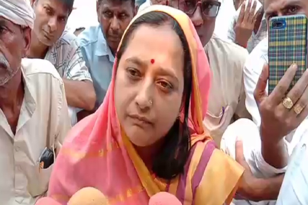 BJP Leader Ketaki Singh in support of Nishad Samaj | यूपी के बलिया में धरने  पर बैठी भाजपा नेता केतकी सिंह, कही यह बड़ी बात | Patrika News