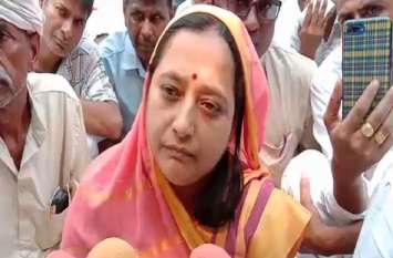 BJP Leader Ketaki Singh in support of Nishad Samaj यूपी के बलिया में धरने पर बैठी भाजपा नेता केतकी सिंह, कही यह बड़ी बात