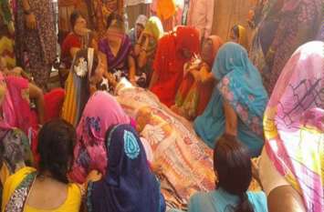 मां बेटे का ऐसा रिश्ता: मां ने बेटे के गम में तोड़ा दम तो दूसरी जगह बेटे ने मां की मौत के बाद किया सुसाइड मां बेटे का ऐसा रिश्ता: मां ने बेटे के गम में तोड़ा दम तो दूसरी जगह बेटे ने मां की मौत के बाद किया सुसाइड