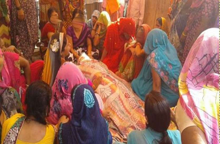 मां बेटे का ऐसा रिश्ता: मां ने बेटे के गम में तोड़ा दम तो दूसरी जगह बेटे ने मां की मौत के बाद किया सुसाइड मां-बेटे का ऐसा रिश्ता: मां ने बेटे के गम में तोड़ा दम तो दूसरी जगह बेटे ने मां की मौत के बाद किया सुसाइड
