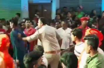 droga beaten young boy in bharat milap mela दरोगा ने मेले में बार-बार धक्का मारकर युवक को भगाया, थप्पड़ भी जड़ा