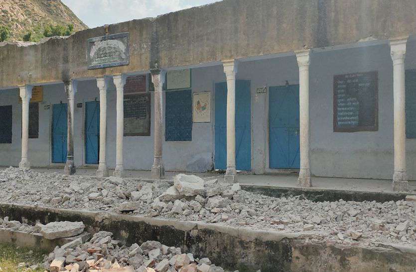 गणेश्वर में बंद विद्यालय के जीर्णोद्धार को लेकर विवाद गणेश्वर में बंद विद्यालय के जीर्णोद्धार को लेकर विवाद