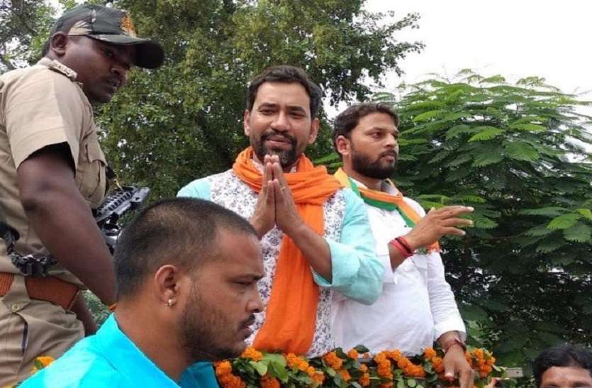 mau byelection भाजपा प्रत्याशी विजय राजभर को जिताने के लिए भोजपुरी स्टार निरहुआ ने अपनाया ये स्टाइल