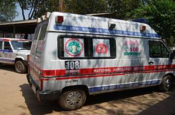 Pregnant woman delivered in 108 ambulance गर्भ में बच्चे की मौत, रास्ते में कराया प्रसव
