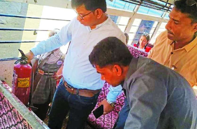 स्कूल वाहनों पर सख्ती - छह बसों पर चालानी कार्रवाई, एक बस का फिटनेस निरस्त स्कूल वाहनों पर सख्ती - छह बसों पर चालानी कार्रवाई, एक बस का फिटनेस निरस्त