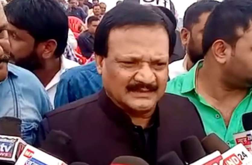 VIDEO : उद्योगपति के सामने हाथ जोडक़र बोलते थे शिवराज - सिर्फ समिट में आकर मेरी इज्जत रख लीजिए : मंत्री वर्मा VIDEO : उद्योगपति के सामने हाथ जोडक़र बोलते थे शिवराज - सिर्फ समिट में आकर मेरी इज्जत रख लीजिए : मंत्री वर्मा