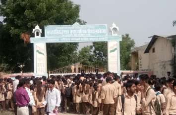 Parents Locked Up School, Sarada, Udaipur छात्राओंं के साथ छेड़़खानी के विरोध में फूटा अभिभावकों का गुस्सा, जड़ दिया स्कूल पर ताला