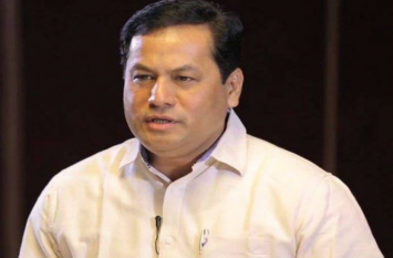 Assam Government Distributed Tablet Without Any Policy चुनिंदा पत्रकारों को टेबलेट बांट विवादों में घिरी सोनोवाल सरकार, लगा भेदभाव का आरोप