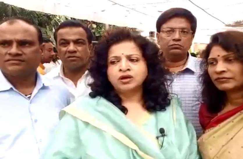 VIDEO : शोभा ओझा की कांग्रेसियों को समझाइश- अफसरों का ट्रांसफर कराने के बजाए उनसे काम करवाओ VIDEO : शोभा ओझा की कांग्रेसियों को समझाइश- अफसरों का ट्रांसफर कराने के बजाए उनसे काम करवाओ