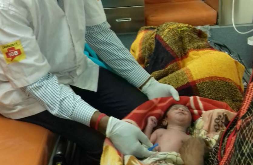 Two girls born in 108 ambulances 108 एम्बुलेन्स में हुआ महिला रेलयात्री का प्रसव