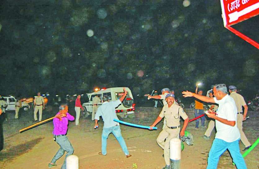 गायों को रौंदने वाले ट्रक को भीड़ ने जलाया, पथराव के बीच पुलिस ने चलाई लाठियां
