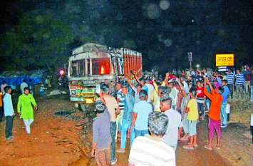 crowd out of control in mp due to cow accident गायों को रौंदने वाले ट्रक को भीड़ ने जलाया, पथराव के बीच पुलिस ने चलाई लाठियां