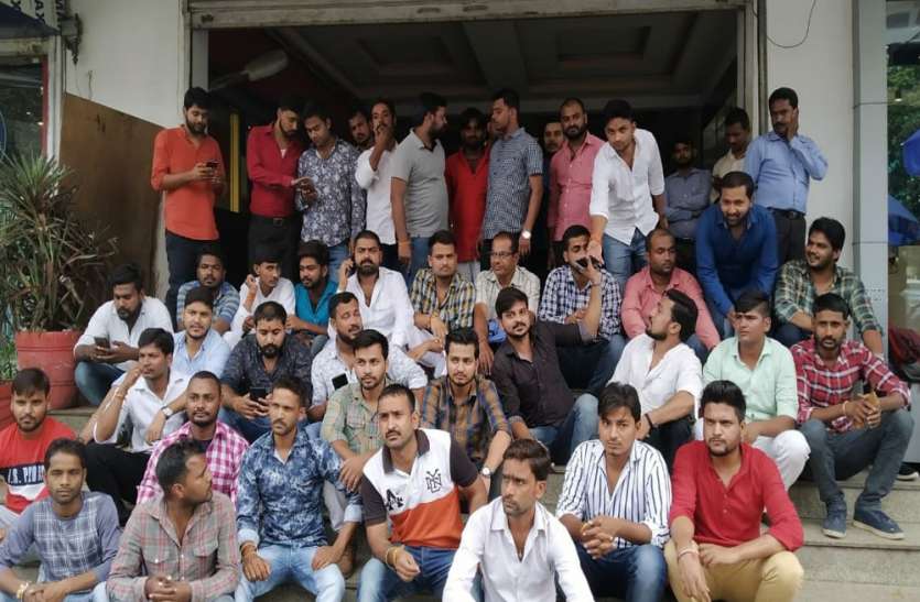 करोड़ों रुपए लेकर बिल्डर भागा, निवेशकों ने किया हंगामा करोड़ों रुपए लेकर बिल्डर भागा, निवेशकों ने किया हंगामा