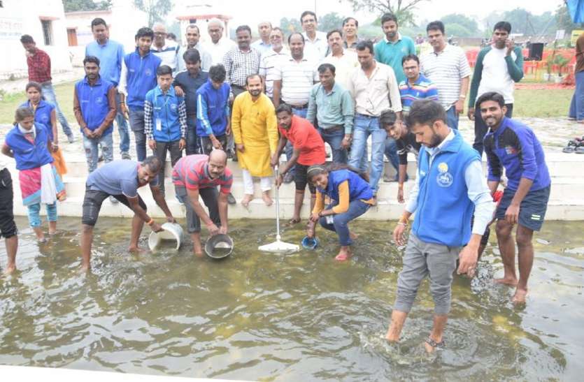स्वच्छता अभियान के तहत छठ श्रद्धालुओं ने की घाटों की साफ-सफाई स्वच्छता अभियान के तहत छठ श्रद्धालुओं ने की घाटों की साफ-सफाई