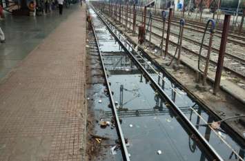 Cleaners arrived at work even after receiving threats at this station इस स्टेशन पर धमकियां मिलने के बाद भी काम पर पहुंचे सफाईकर्मी, पढ़ें खबर