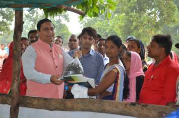 this deepawali women made dung to gold, collector arrived to see इस दीपावली महिलाओं ने गोबर को बना दिया सोना, देखने पहुंचे कलेक्टर ------ पढि़ए कैसे