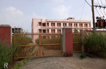 120-seater hostel built at a cost of two crore rupees विद्यार्थिंयों के लिए सालभर पहले दो करोड़ रुपये की लागत से बना 120 सीटर का छात्रावास, अब हो रहा खंडहर