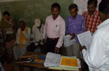Parents learned how smart daughter is in studies माता-पिता ने जाना पढ़ाई में कितनी होशियार है बेटी