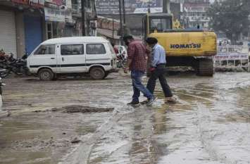 Sewerline digging mud spread on the road सीवरलाइन की खोदाई का कीचड़ सड़क पर फैलाया, गिरे लोग
