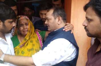 Sp leader Santosh Pathak reached bjp leader kabir tiwari House बस्ती में जिस बीजेपी नेता की हुई थी हत्या, उनके घर पहुंचे सपा के यह नेता, किया बड़ा ऐलान